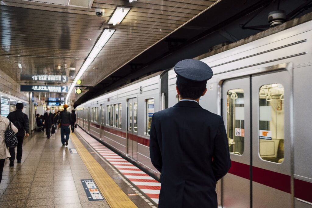 Calling and pointing ou shisa kanko é uma técnica japonesa usada para evitar acidentes nos metrôs japoneses.